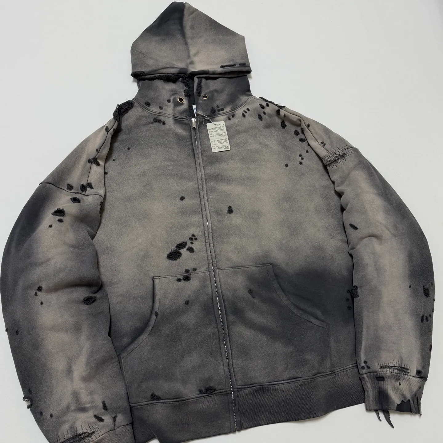 SAINT Mxxxxxx DBL FACE ZIP UP HOODIE/CHARCOAL Double-layer destroyed waffle zipper jacket, washed black S-XL, a style that has been used in the summer. After continuous fine polishing, it has finally been shipped. The finished product is simply a work of art. Super heavy washing to make the weather look old. Multiple water fades. Excessive manual wormhole damage processing. Deconstruction and reorganization embroidery technology. Custom-made zipper with LOGO. The color details of the zipper webbing are also correct. Original grade fruit main label and wash water label. Top purchasing grade. A layer of waffle fabric is added to the inner lining to make the overall texture stronger and increase the comfort and warmth of the wearer.